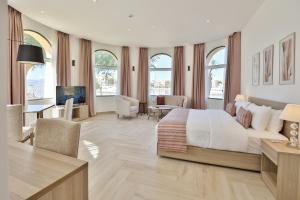 um quarto com uma cama grande e uma sala de estar em Lavanda Boutique Suites Tala Bay em Aqaba