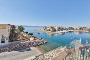 une vue sur une étendue d'eau avec des bâtiments dans l'établissement Lavanda Boutique Suites Tala Bay, à Aqaba