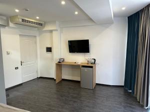Televiisor ja/või meelelahutuskeskus majutusasutuses Friendly Hotel