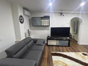 Il comprend un salon doté d'un canapé et d'une télévision à écran plat. dans l'établissement Flat For Rent Near The Beach, Konyaaltı, Antalya, à Antalya