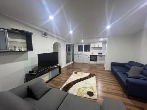 ein Wohnzimmer mit einem Sofa und einer Küche in der Unterkunft Flat For Rent Near The Beach, Konyaaltı, Antalya in Antalya