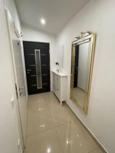 a bathroom with a mirror and a vanity and a sink at Exklusive Flughafen-Messe Apartment nähe Düsseldorf in Duisburg