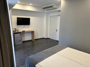 Televiisor ja/või meelelahutuskeskus majutusasutuses Friendly Hotel