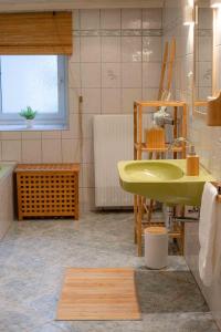 ein Badezimmer mit einem grünen Waschbecken und einer Badewanne in der Unterkunft Gutshof zum Wurzgarten in Hainbach