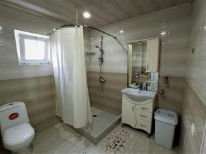 Bilik mandi di GuestHouse LILIA &Wine Celler