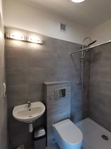 Bilik mandi di Opaa Motel
