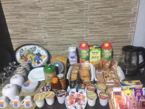 einen Tisch mit vielen verschiedenen Lebensmitteln in der Unterkunft B&B Villa Lucari in Comiso