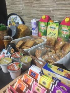 einen Tisch mit verschiedenen Speisen und Snacks in der Unterkunft B&B Villa Lucari in Comiso