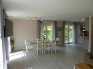 - une cuisine et une salle à manger avec une table et des chaises dans l'établissement Ferienhaus Sonnenzauber 2, à Kalyves