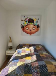 Moderne villalejlighed på 110 kvm + stor terrasse في Viby: غرفة نوم مع سرير مع رأس دمية على الحائط