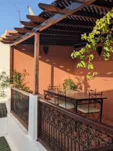 patio con mesa y sillas en el balcón en Riad Le Manzil Beldi en Marrakech