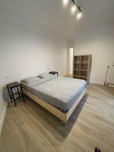 パリにあるParis Nordmann superbe appartement 2 piècesのベッドと木の床のある寝室