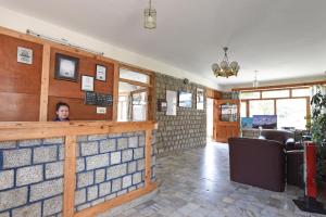 Lobi atau kawasan kaunter penerimaan di Tourist Hotel 10 minutes walking distance from the mall