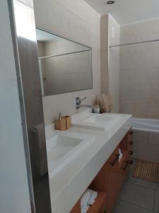 y baño con lavabo blanco y espejo. en Loft luminoso y céntrico, en Zaragoza