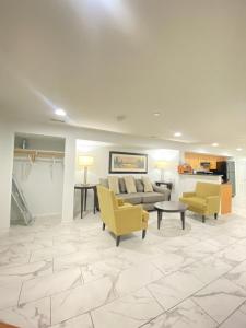 uma sala de estar com cadeiras amarelas e um sofá em Lovely Remodeled 2bdrm Basement Home em Washington