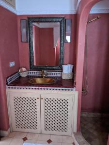 y baño con lavabo y espejo. en Riad Le Manzil Beldi en Marrakech