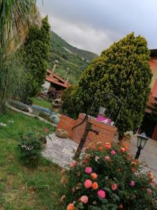 un giardino con fiori e un muro di mattoni di Casa Vacanze Ileana a Patti