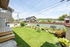 un patio con césped y flores en 湯庵 完全貸し切り庭付き, en Matsue