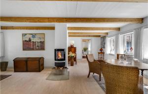 een woonkamer met een open haard en een tafel bij Lovely Home In Glamsbjerg With Kitchen in Glamsbjerg