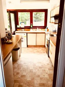 uma cozinha com um lavatório e um fogão forno superior em Invercaul House em Inverness