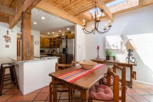 Кухня или мини-кухня в Artist Road #7
