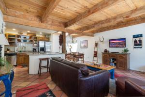 Кухня или мини-кухня в Artist Road #7
