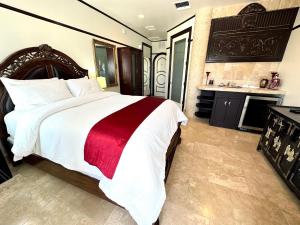 um quarto com uma cama grande e uma lareira em Bliss By The Sea em Saint Augustine