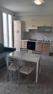 eine Küche mit einem Tisch und Stühlen im Zimmer in der Unterkunft Hotel Riviera Sanremo in Sanremo