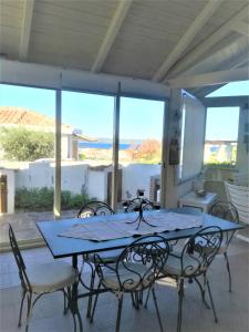 un tavolo blu e sedie su un patio di casa vacanze calasetta a Calasetta