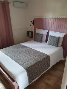 Chambres et Table d'hôte Les Hortensias客房内的一张或多张床位