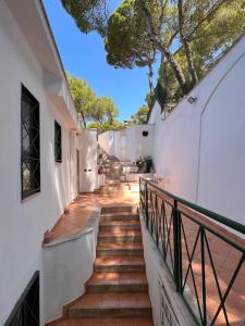 una escalera que conduce a una casa con paredes blancas en Casa Mia Casa di Charme en Santa Maria di Castellabate