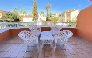 オリーバにあるApartamentos Playa y Golfのパティオ(テーブル、椅子付)