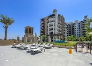 ドバイにあるVogue Jumeirah Living - Near Burj Al Arab & Beachの中庭のラウンジチェア一列