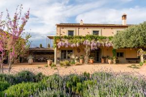 a house with flowers in front of it at CAN CASI house in Parlavà
