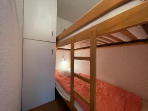 a bedroom with two bunk beds and a closet at Appartement Samoëns, 2 pièces, 6 personnes - FR-1-624-79 in Samoëns