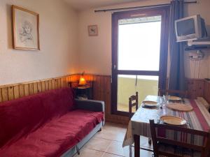 O zonă de relaxare la Appartement Samoëns, 2 pièces, 7 personnes - FR-1-624-15