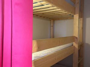 a bunk bed room with a pink wall at Appartement Samoëns, 2 pièces, 7 personnes - FR-1-624-15 in Samoëns