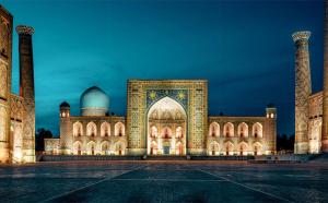 een groot gebouw met koepels en een moskee bij Niso in Samarkand