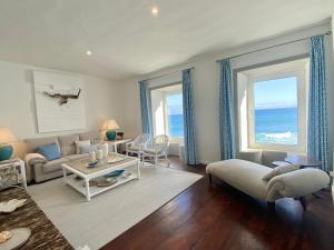 Posedenie v ubytovaní Casa Vistamar, Amazing Sea Views and Private Pool