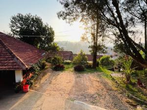 a dirt road in front of a house at Coorg Daffodil Guesthouse in Madikeri