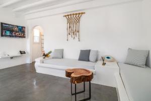 Posezení v ubytování Ow Andros Luxury Suites
