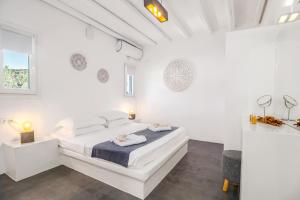 Postel nebo postele na pokoji v ubytování Ow Andros Luxury Suites
