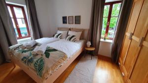- une chambre avec un grand lit et des serviettes dans l'établissement Apartma Bovec Center, à Bovec