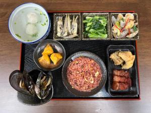 南竿马祖牛角海边民宿餐饮的桌上放不同种类食物的托盘 更多37张照片