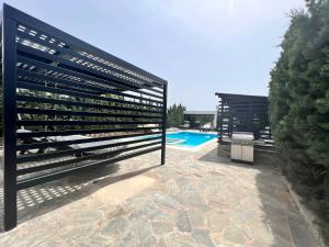Bazén v ubytovaní Olivujoj Villajoj - Deluxe Villa with Detached Pool House alebo v jeho blízkosti