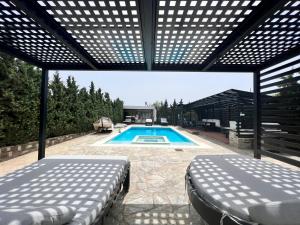 Bazén v ubytovaní Olivujoj Villajoj - Deluxe Villa with Detached Pool House alebo v jeho blízkosti
