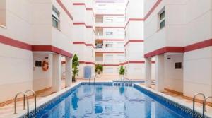 - une piscine au milieu d'un bâtiment dans l'établissement City Comfort, Your Torrevieja Retreat, à Torrevieja