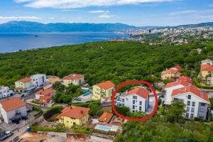 een luchtzicht op een stad met een rode cirkel bij Apartment "Villa M" in Kostrena