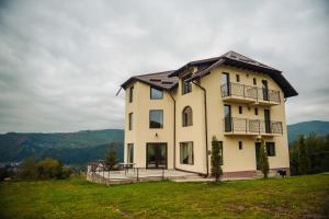 O vedere generală la munți sau o vedere la munte luată de la această vilă