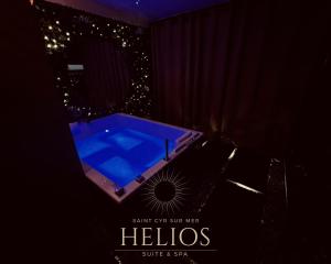 a poster for a show with a blue tub at Jacuzzi Vue sur Mer Helios Suite & Spa in Saint-Cyr-sur-Mer